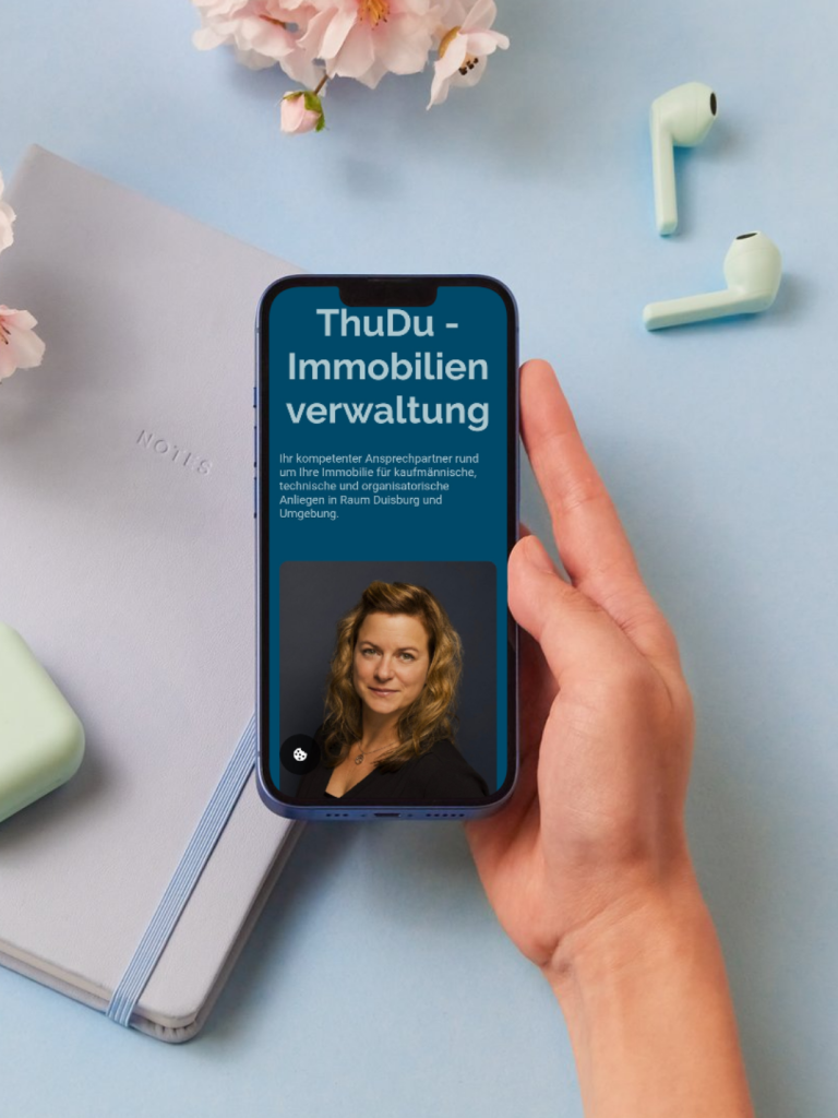 Duisburg Ein Aussichtsturm auf einer Wiese, umgeben von Bäumen und einem Kiesweg.